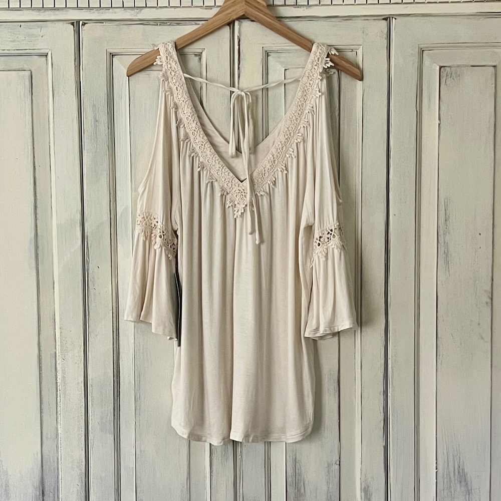 🟠NWT G COLLECTION Boho Cold Shoulder 3/4 Bell Sleeve Top with Crochet - Cream XL